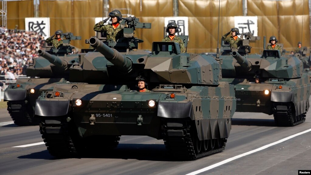 Pasukan Jepang (SDF) mengendarai tank tipe-10 dalam pawai militer tahunan di Pangkalan Militer Asaka dekat Tokyo. Foto: Reuters. Pasukan Jepang (SDF) mengendarai tank tipe-10 dalam pawai militer tahunan di Pangkalan Militer Asaka dekat Tokyo. Foto: Reuters.