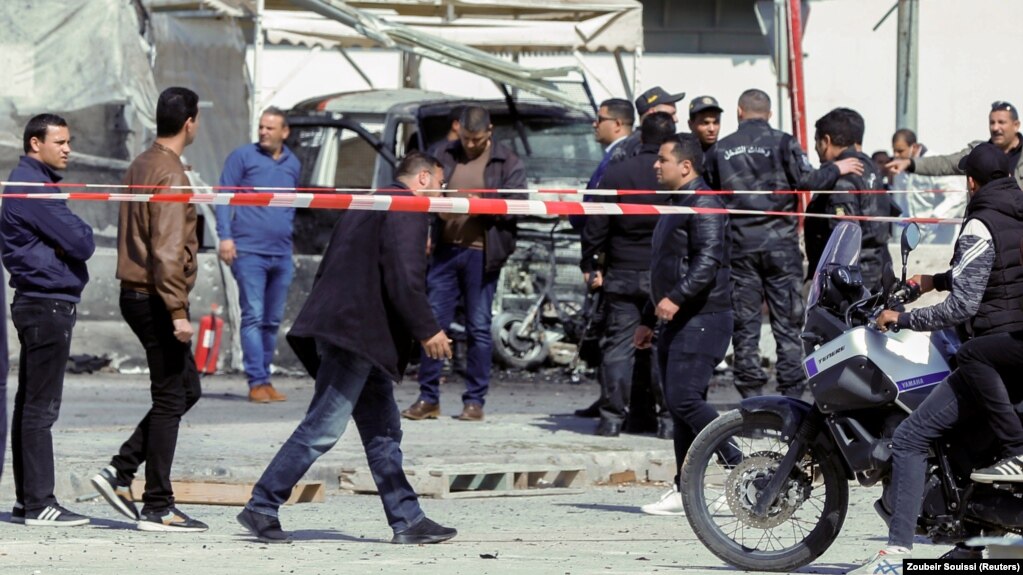 Polisi dan petugas tanggap darurat di lokasi ledakan dekat kedutaan besar AS di Tunis, Tunisia. Foto: Reuters/Zoubeir Souissi. Polisi dan petugas tanggap darurat di lokasi ledakan dekat kedutaan besar AS di Tunis, Tunisia. Foto: Reuters/Zoubeir Souissi.