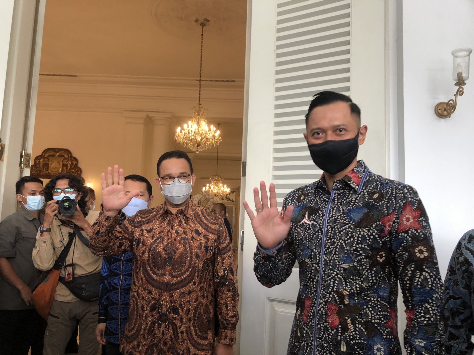Ketua Umum Partai Demokrat Agus Harimurti Yudhoyono (AHY) menemui Gubernur DKI Jakarta Anies Baswedan, di Balai Kota Jakarta, Kamis (6/5/2021). Foto: Mia Kamila/GenPI.co. Ketua Umum Partai Demokrat Agus Harimurti Yudhoyono (AHY) menemui Gubernur DKI Jakarta Anies Baswedan, di Balai Kota Jakarta, Kamis (6/5/2021). Foto: Mia Kamila/GenPI.co.