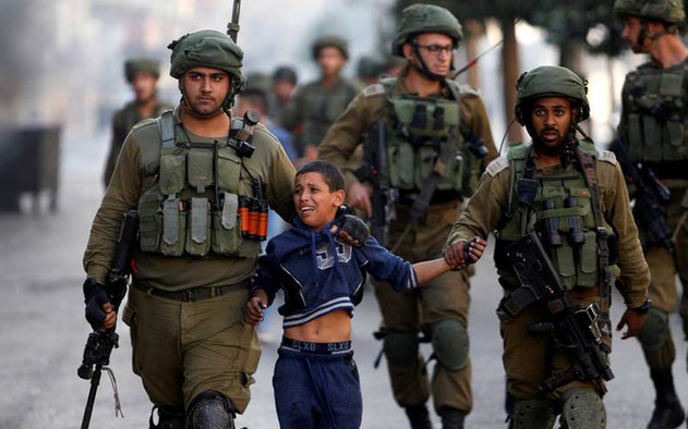 Militer Israel tangkap anak Palestina. Foto: Reuters. Militer Israel tangkap anak Palestina. Foto: Reuters.