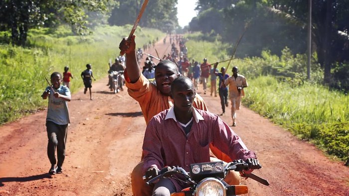 Ilustrasi-Anak muda mengayunkan senjata tajam, memprotes pasukan perdamaian dari Perancis di Afrika Tengah. Foto: Reuters/Goran Tomasevic. Ilustrasi-Anak muda mengayunkan senjata tajam, memprotes pasukan perdamaian dari Perancis di Afrika Tengah. Foto: Reuters/Goran Tomasevic.