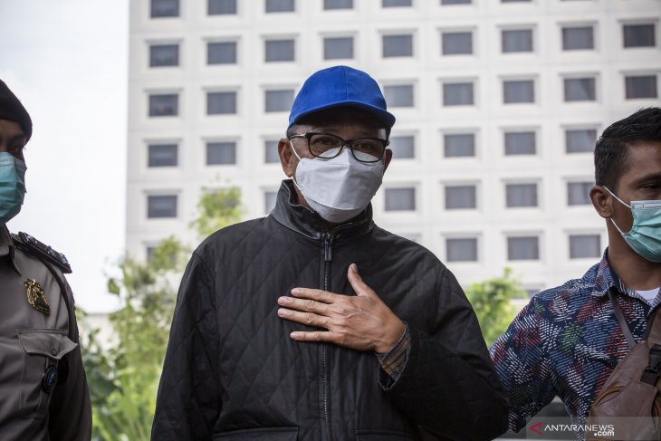 Gubernur Sulawesi Selatan (Sulsel) Nurdin Abdullah (NA) saat digiring aparat kepolisian karena dirinya diduga terlibat dalam kasus suap dan gratifikasi.Foto: Antara. Gubernur Sulawesi Selatan (Sulsel) Nurdin Abdullah (NA) saat digiring aparat kepolisian karena dirinya diduga terlibat dalam kasus suap dan gratifikasi.Foto: Antara.