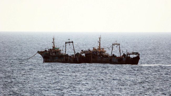 Ilustrasi-Kapal kargo yang dimiliki oleh perusahaan Turki tengah membawa eternit dari Spanyol ke Tobruk ketika dihujani tembakan dari udara, 21 km dari pelabuhan. Foto: Reuters/Edward L. Pruitt. Ilustrasi-Kapal kargo yang dimiliki oleh perusahaan Turki tengah membawa eternit dari Spanyol ke Tobruk ketika dihujani tembakan dari udara, 21 km dari pelabuhan. Foto: Reuters/Edward L. Pruitt.