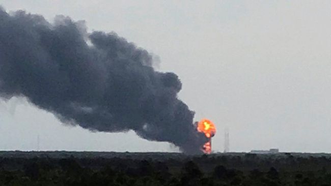 Ilustrasi-Roket SpaceX milik Elon Musk meledak saat uji coba. Foto: Twitter.com/GirlieToNerdy/Handout via Reuters. Ilustrasi-Roket SpaceX milik Elon Musk meledak saat uji coba. Foto: Twitter.com/GirlieToNerdy/Handout via Reuters.