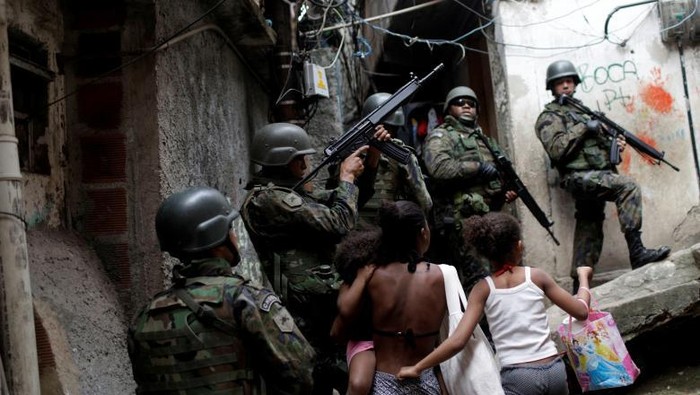 Tentara mengambil posisi dalam operasi setelah terjadi bentrokan antara kelompok narkoba di daerah kumuh Rocinha di Rio de Janeiro, Brasil. Foto: Dok Reuters/Ricardo Moraes. Tentara mengambil posisi dalam operasi setelah terjadi bentrokan antara kelompok narkoba di daerah kumuh Rocinha di Rio de Janeiro, Brasil. Foto: Dok Reuters/Ricardo Moraes.