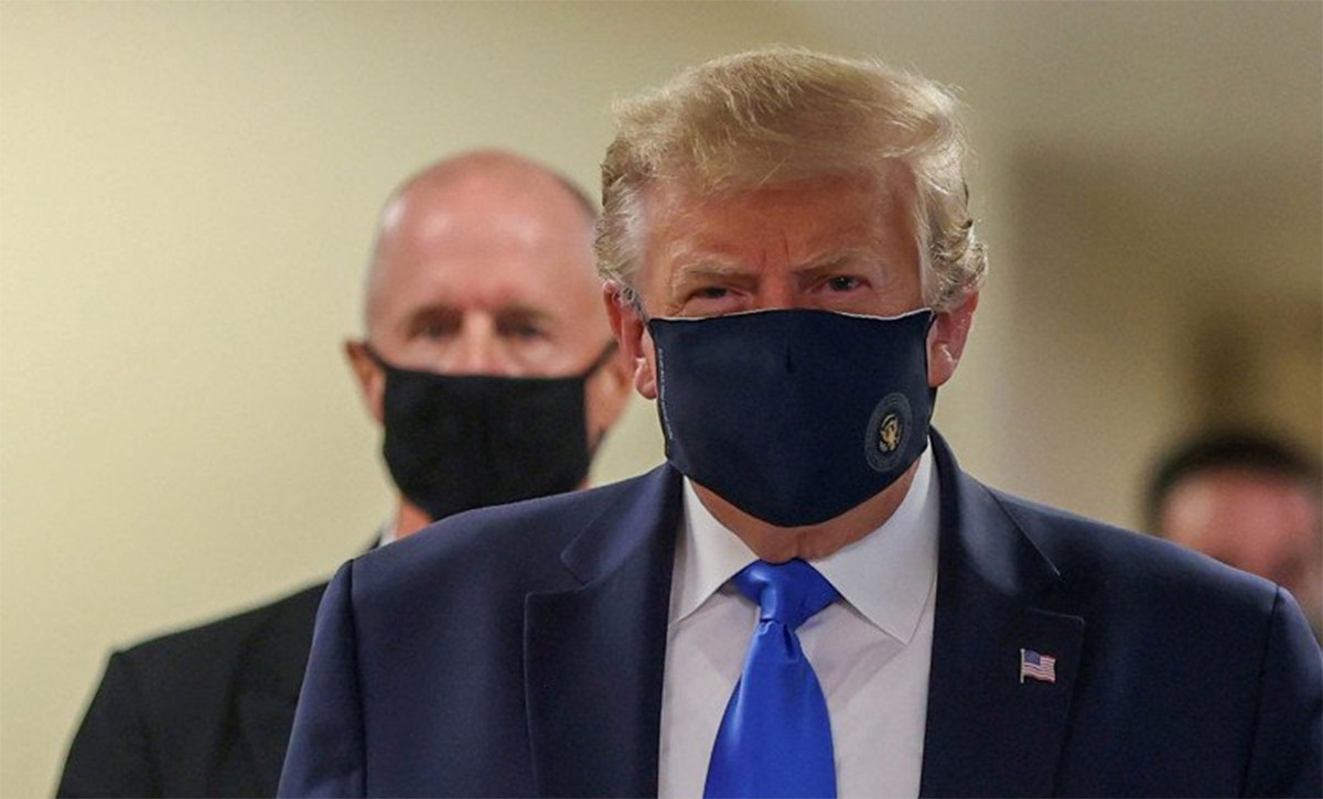 Presiden Amerika Serikat Donald Trump memakai masker saat berkunjung ke Walter Reed National Military Medical Center di Bethesda, Maryland, Sabtu (11/7/2020). Foto: REUTERS/Tasos Katopodis/foc/cfo/Antara Presiden Amerika Serikat Donald Trump memakai masker saat berkunjung ke Walter Reed National Military Medical Center di Bethesda, Maryland, Sabtu (11/7/2020). Foto: REUTERS/Tasos Katopodis/foc/cfo/Antara