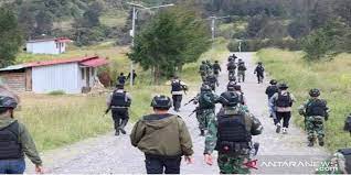 TNI dan Polri memburu KKB Papua. Foto: Antara. TNI dan Polri memburu KKB Papua. Foto: Antara.