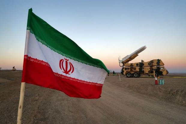 Bendera Iran berkibar dekat rudal saat latihan militer di Iran, 19 Oktober 2020. Foto: Reuters/Wana. Bendera Iran berkibar dekat rudal saat latihan militer di Iran, 19 Oktober 2020. Foto: Reuters/Wana.