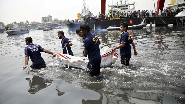 Kecelakaan kapal di Bangladesh. Foto: Mohammad Ponir Hossain/Reuters. Kecelakaan kapal di Bangladesh. Foto: Mohammad Ponir Hossain/Reuters.