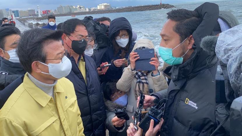 Ketua tim KBRI Puji Basuki berdiskusi dengan Menteri Kelautan dan Perikanan Korsel Moon Seong-hyeok di lokasi operasi SAR awak kapal ikan 32 Myongminho di Pulau Jeju, Korsel, Kamis (31/12/2020). Foto: KBRI Seoul. Ketua tim KBRI Puji Basuki berdiskusi dengan Menteri Kelautan dan Perikanan Korsel Moon Seong-hyeok di lokasi operasi SAR awak kapal ikan 32 Myongminho di Pulau Jeju, Korsel, Kamis (31/12/2020). Foto: KBRI Seoul.