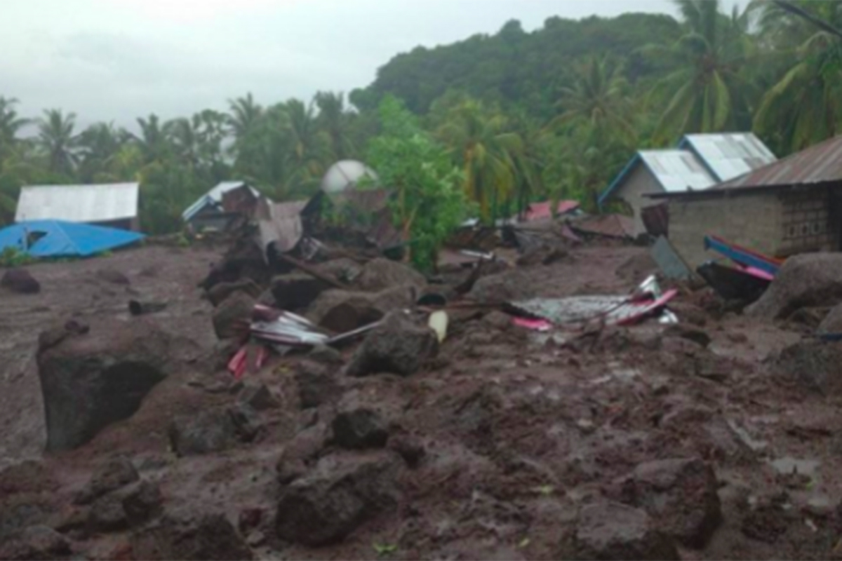 Dampak pascabanjir bandang di Kabupaten Flores Timur, Nusa Tenggara Timur, Minggu (4/4/2021). Foto: Antara/HO-BNPB. Dampak pascabanjir bandang di Kabupaten Flores Timur, Nusa Tenggara Timur, Minggu (4/4/2021). Foto: Antara/HO-BNPB.