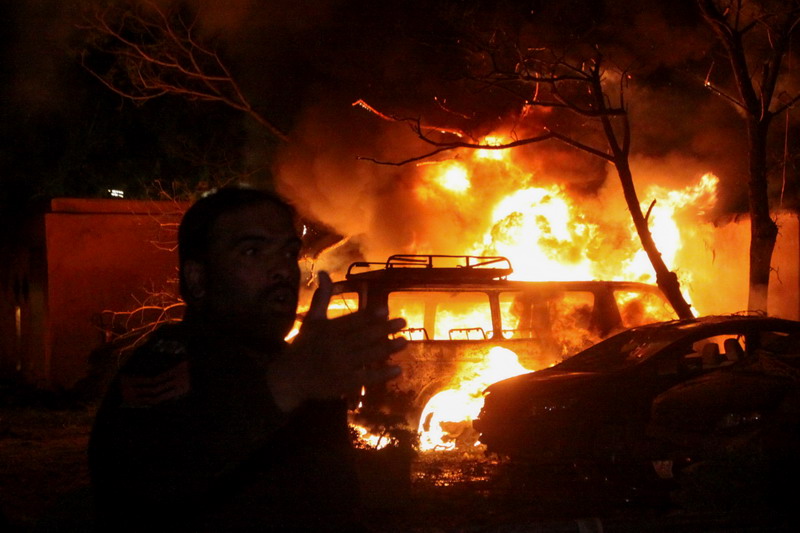 Petugas pemadam kebakaran menyiram kendaraan yang terbakar ketika petugas penyelamat mencari yang terluka setelah ledakan bom mobil di sebuah hotel mewah di Quetta, Pakistan 21 April 2021. Foto: Reuters. Petugas pemadam kebakaran menyiram kendaraan yang terbakar ketika petugas penyelamat mencari yang terluka setelah ledakan bom mobil di sebuah hotel mewah di Quetta, Pakistan 21 April 2021. Foto: Reuters.