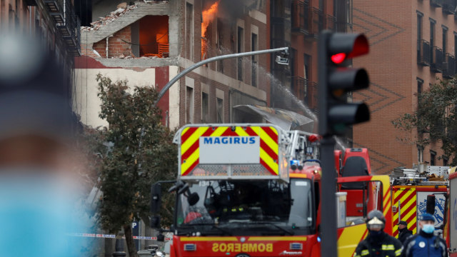Petugas pemadam kebakaran berada di lokasi ledakan di pusat kota Madrid, Spanyol. Foto: Susana Vera/REUTERS. Petugas pemadam kebakaran berada di lokasi ledakan di pusat kota Madrid, Spanyol. Foto: Susana Vera/REUTERS.