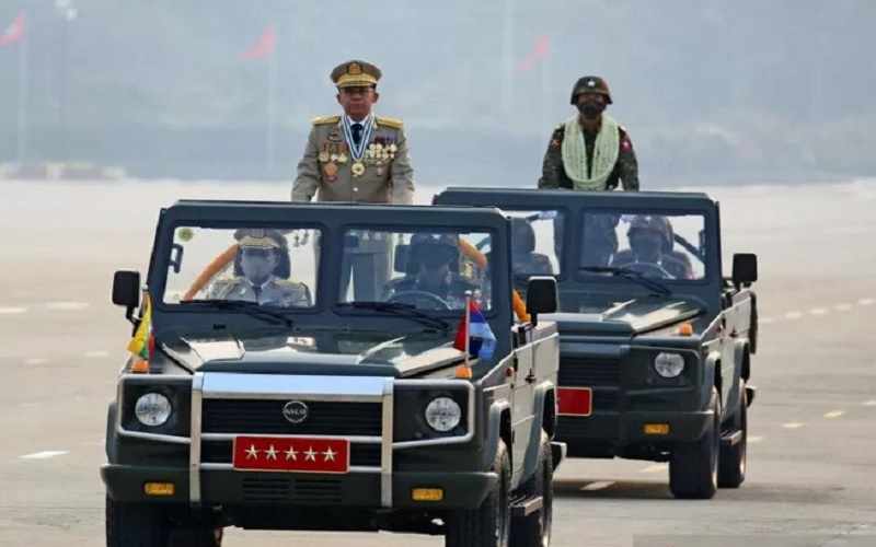 Komandan militer Myanmar, Jendral Min Aung Hlaing saat tengah di atas mobil. Foto: Reuters. Komandan militer Myanmar, Jendral Min Aung Hlaing saat tengah di atas mobil. Foto: Reuters.