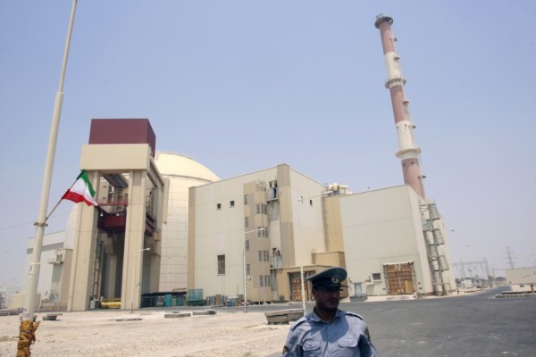 Petugas keamanan berdiri di depan pembangkit listrik tenaga nuklir di Bushehr, sekitar 1.200 kilometer (km) selatan Teheran, Iran, Sabtu (21/8/2010). Foto: Reuters/Raheb Homavandi. Petugas keamanan berdiri di depan pembangkit listrik tenaga nuklir di Bushehr, sekitar 1.200 kilometer (km) selatan Teheran, Iran, Sabtu (21/8/2010). Foto: Reuters/Raheb Homavandi.