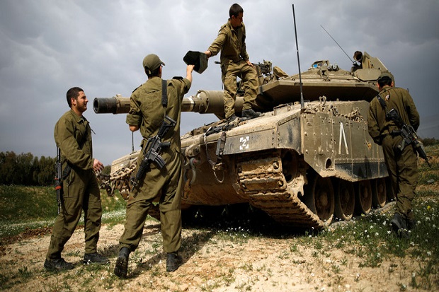Para tentara Israel saat mengoperasikan tank tempur. Foto: Amir Cohen/Reuters. Para tentara Israel saat mengoperasikan tank tempur. Foto: Amir Cohen/Reuters.