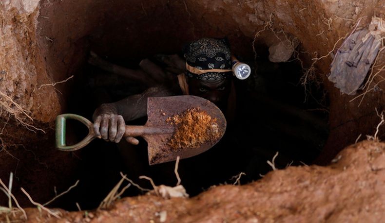 Tambang emas di Guinea longsor menewaskan 15 orang, termasuk 2 pekerja perempuan. Foto: Reuters. Tambang emas di Guinea longsor menewaskan 15 orang, termasuk 2 pekerja perempuan. Foto: Reuters.