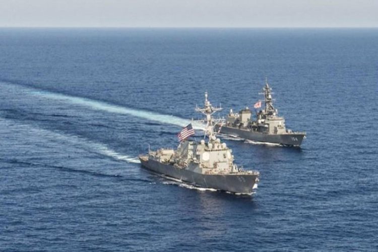 Dua kapal perang AS, Mustin dan Benfold, berlayar melintasi Selat Taiwan dalam suatu pelayaran yang dipandang Taiwan sebagai bentuk dukungan dari AS, yang meningkatkan ketegangan dengan China. Foto: Reuters. Dua kapal perang AS, Mustin dan Benfold, berlayar melintasi Selat Taiwan dalam suatu pelayaran yang dipandang Taiwan sebagai bentuk dukungan dari AS, yang meningkatkan ketegangan dengan China. Foto: Reuters.