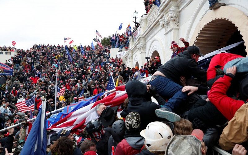 Kerusuhan terjadi di luar Gedung US Capitol di Washington, 6 Januari 2021. Foto: Reuters. Kerusuhan terjadi di luar Gedung US Capitol di Washington, 6 Januari 2021. Foto: Reuters.