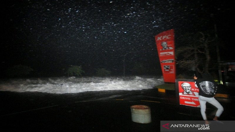 Gelombang pasang hantam kawasan bisnis Mantos, Manado (foto: Antara) Gelombang pasang hantam kawasan bisnis Mantos, Manado (foto: Antara)
