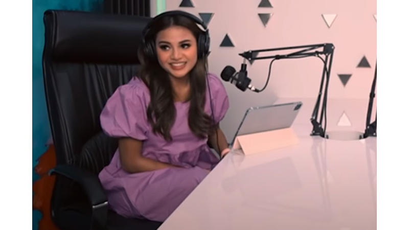 Aurel tampil imut dengan baju terusan longgar lengan balon (foto: SC YouTube Aurelie Hermansyah) Aurel tampil imut dengan baju terusan longgar lengan balon (foto: SC YouTube Aurelie Hermansyah)