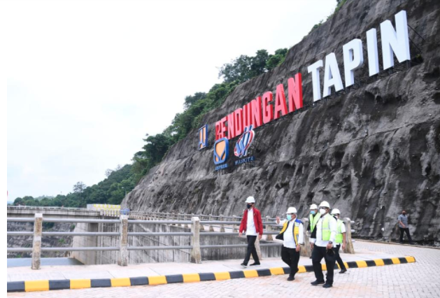 Presiden Jokowi saat meresmikan Bendungan Tapin di Desa Pipitak Jaya, Kabupaten Tapin, Kalsel, Kamis (18/02/2021). (Foto: Biro Pers Setpres/Lukas) Presiden Jokowi saat meresmikan Bendungan Tapin di Desa Pipitak Jaya, Kabupaten Tapin, Kalsel, Kamis (18/02/2021). (Foto: Biro Pers Setpres/Lukas)