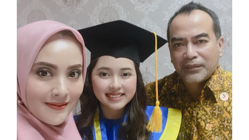 Elma Theana dan putri serta suaminya (foto: SC IG @elmatheana) Elma Theana dan putri serta suaminya (foto: SC IG @elmatheana)