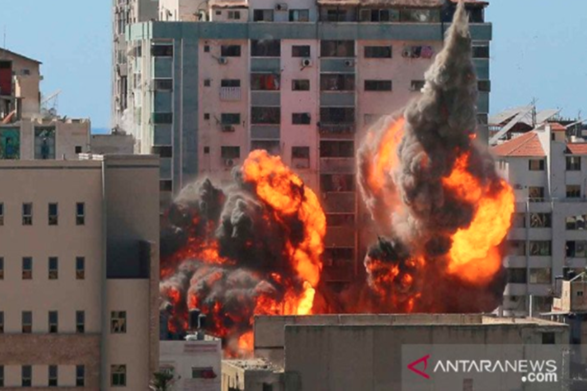 Gedung al-Jalaa, tempat kantor media Associated Press (AP) dan Al Jazeera berada, dilanda serangan udara Israel di Kota Gaza, Sabtu (15/5/2021) (foto: Antara Foto/Reuters/Ashraf Abu Amrah/rwa) Gedung al-Jalaa, tempat kantor media Associated Press (AP) dan Al Jazeera berada, dilanda serangan udara Israel di Kota Gaza, Sabtu (15/5/2021) (foto: Antara Foto/Reuters/Ashraf Abu Amrah/rwa)