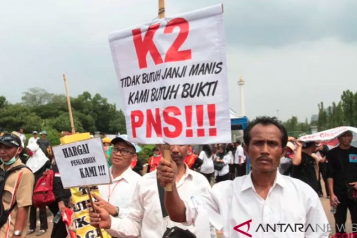Honorer K2 se-Indonesia berunjuk rasa di depan Istana Merdeka, Jakarta, Selasa (30/10/2018). Mereka menginginkan semua honorer K2 menjadi PNS tanpa tes dan batasan usia (foto: Reno Esnir/Antara) Honorer K2 se-Indonesia berunjuk rasa di depan Istana Merdeka, Jakarta, Selasa (30/10/2018). Mereka menginginkan semua honorer K2 menjadi PNS tanpa tes dan batasan usia (foto: Reno Esnir/Antara)