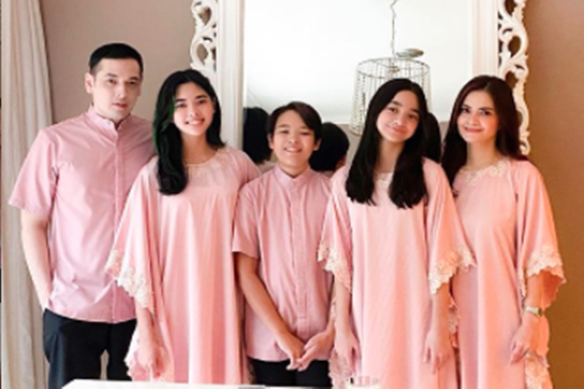 Channella (kedua, kiri) yang beranjak dewasa bersama ayah, Cut Tary dan saudanya (foto: SC IG @cuttaryofficial) Channella (kedua, kiri) yang beranjak dewasa bersama ayah, Cut Tary dan saudanya (foto: SC IG @cuttaryofficial)