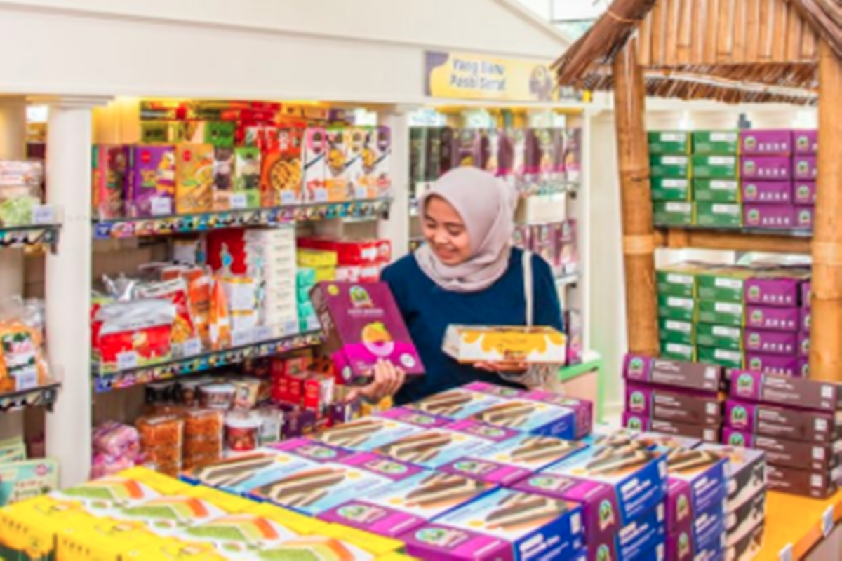 Ragam pilihan di gerai Lapis Bogor Sangkuriang (foto: SC IG @lapisbogor) Ragam pilihan di gerai Lapis Bogor Sangkuriang (foto: SC IG @lapisbogor)