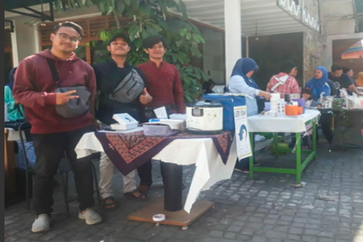 Feby Kumara Adi, Owner Boemku bersama rekannya (foto: Dok. Feby) Feby Kumara Adi, Owner Boemku bersama rekannya (foto: Dok. Feby)