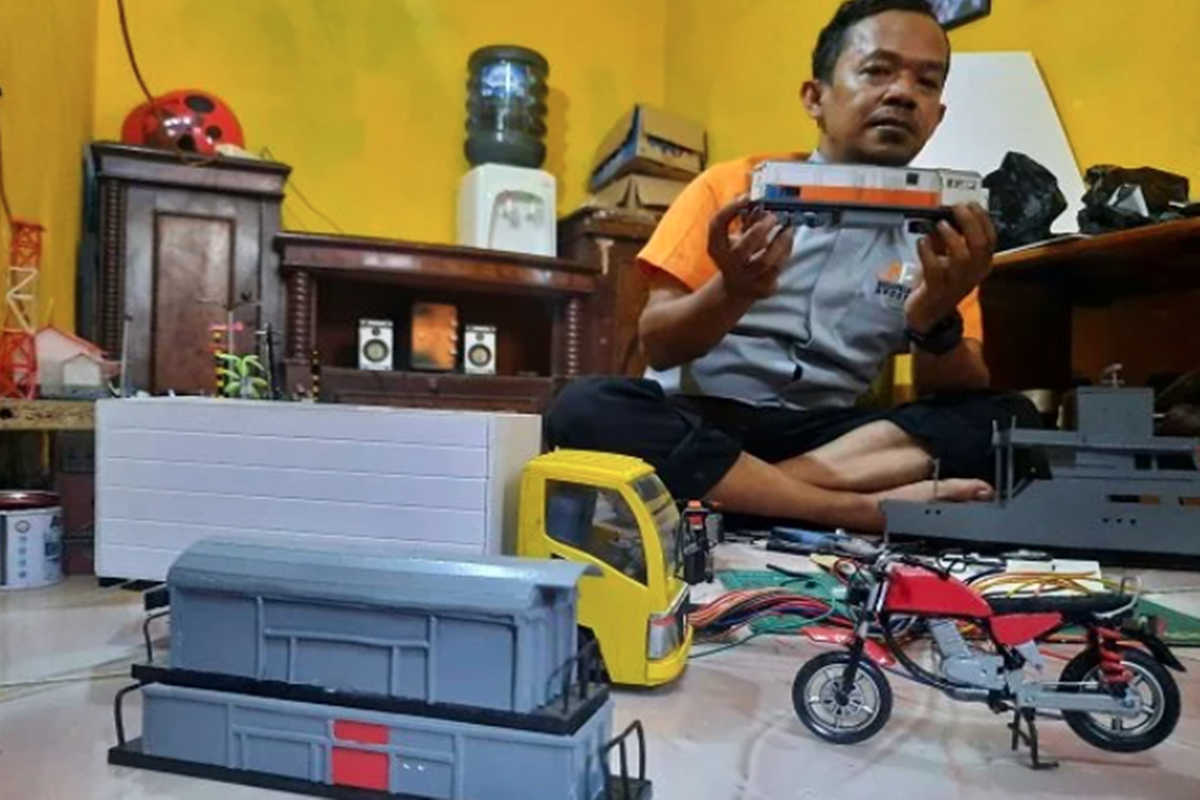 Jaelani dan miniatur moda transportasi yang dibuatnya (fot: Dede Nurhasanudin/Ayopurwakarta.com) Jaelani dan miniatur moda transportasi yang dibuatnya (fot: Dede Nurhasanudin/Ayopurwakarta.com)