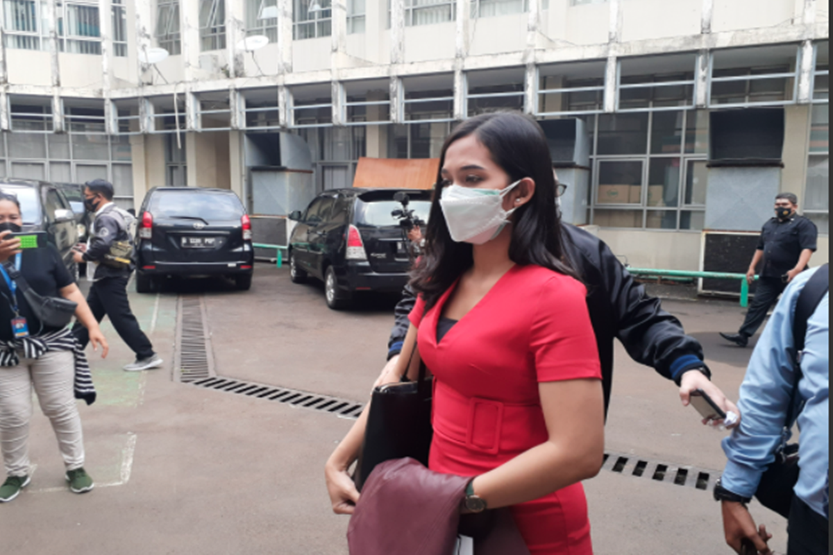 Putri Landscape International 2019, Era Setyowati atau Sierra gugat hak asuh anak di KPAI, Jakarta Pusat, Senin (5/4/2021) (foto: Langgeng/GenPI) Putri Landscape International 2019, Era Setyowati atau Sierra gugat hak asuh anak di KPAI, Jakarta Pusat, Senin (5/4/2021) (foto: Langgeng/GenPI)