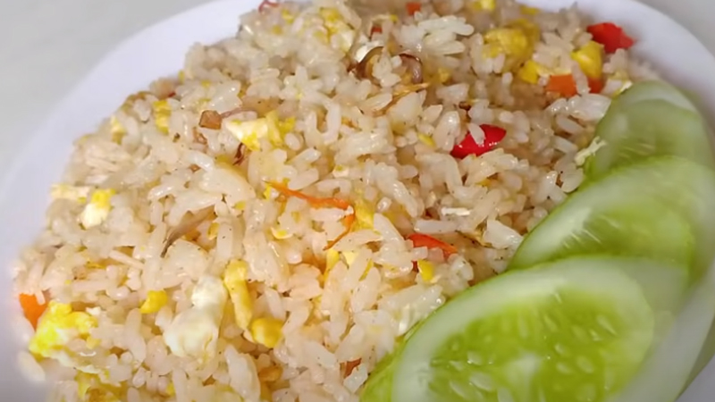Nasi goreng lezat dimasak tanpa kecap (foto: SC YouTube Ala Sandria) Nasi goreng lezat dimasak tanpa kecap (foto: SC YouTube Ala Sandria)
