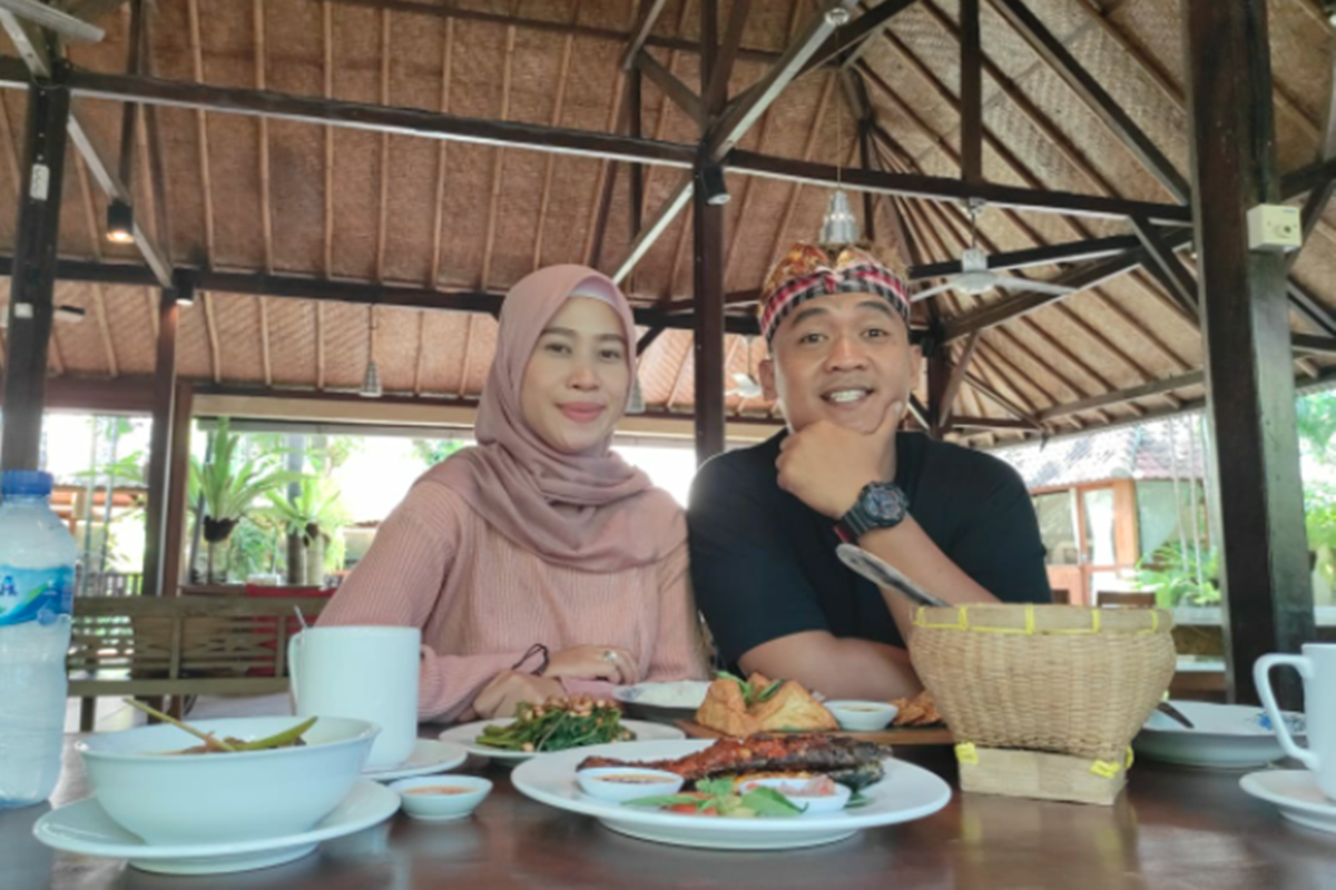 Adhi Septian Nugraha dan istri (foto: SC IG @adhiseptianugraha) Adhi Septian Nugraha dan istri (foto: SC IG @adhiseptianugraha)