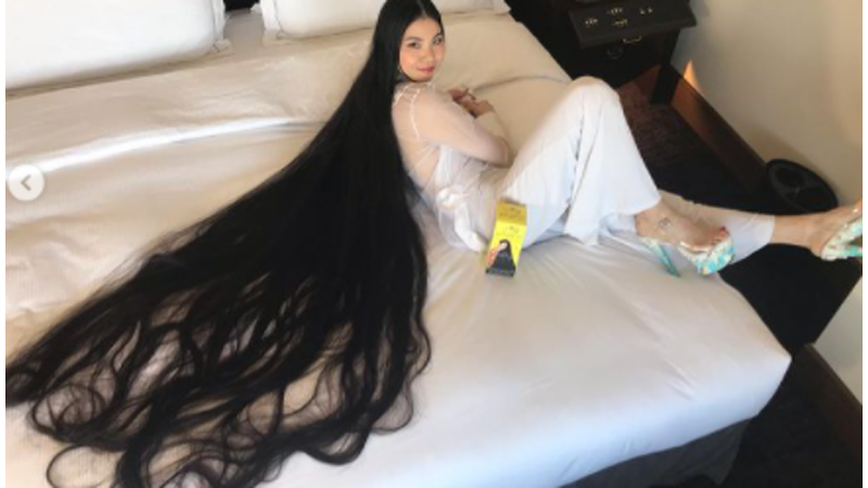 Rin Kambe miliki rambut nyaris sepanjang 2 meter (foto: SC IG @rin_rapunzel) Rin Kambe miliki rambut nyaris sepanjang 2 meter (foto: SC IG @rin_rapunzel)