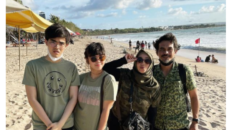 Foto kenangan Teddy Syah bersama Rina Gunawan dan dua anaknya (foto: SC IG @rinagunawan74) Foto kenangan Teddy Syah bersama Rina Gunawan dan dua anaknya (foto: SC IG @rinagunawan74)