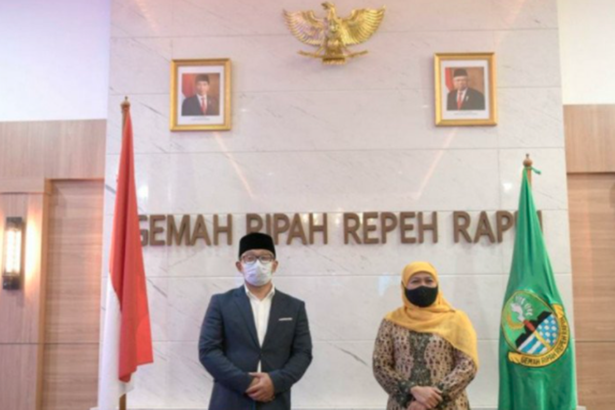 Ridwan Kamil saat bertemu dengan Khofifah Indar Parawansa (sumber foto: Antara) Ridwan Kamil saat bertemu dengan Khofifah Indar Parawansa (sumber foto: Antara)