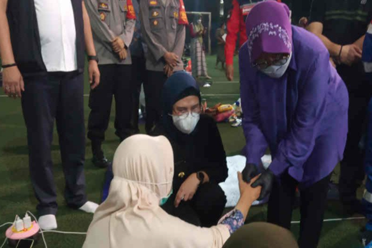 Tri Rismaharini mengecek kondisi pengungsi korban kebakaran kilang Pertamina Balongan, Indramayu. Dia sempat memijat warga dan matanya berkaca-kaca (foto: Antara) Tri Rismaharini mengecek kondisi pengungsi korban kebakaran kilang Pertamina Balongan, Indramayu. Dia sempat memijat warga dan matanya berkaca-kaca (foto: Antara)