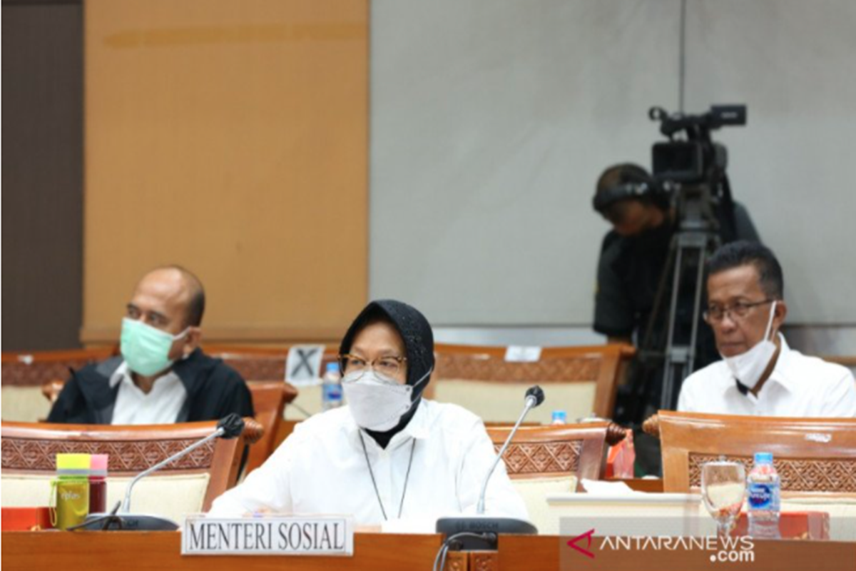 Menteri Sosial Tri Rismaharini dalam rapat kerja pembahasan RUU PB dengan Komisi VIII DPR RI di Jakarta, Senin, 17 Mei 2021 (foto: Antara/HO-Kemensos RI) Menteri Sosial Tri Rismaharini dalam rapat kerja pembahasan RUU PB dengan Komisi VIII DPR RI di Jakarta, Senin, 17 Mei 2021 (foto: Antara/HO-Kemensos RI)