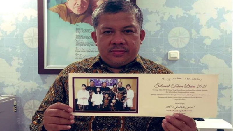Fahri Hamzah mengunggah potret yang menunjukkan ia mendapat ucapan Selamat Tahun Baru dari Presiden ke-6 RI Susilo Bambang Yudhoyono (foto: SC IG @fahrihamzah) Fahri Hamzah mengunggah potret yang menunjukkan ia mendapat ucapan Selamat Tahun Baru dari Presiden ke-6 RI Susilo Bambang Yudhoyono (foto: SC IG @fahrihamzah)