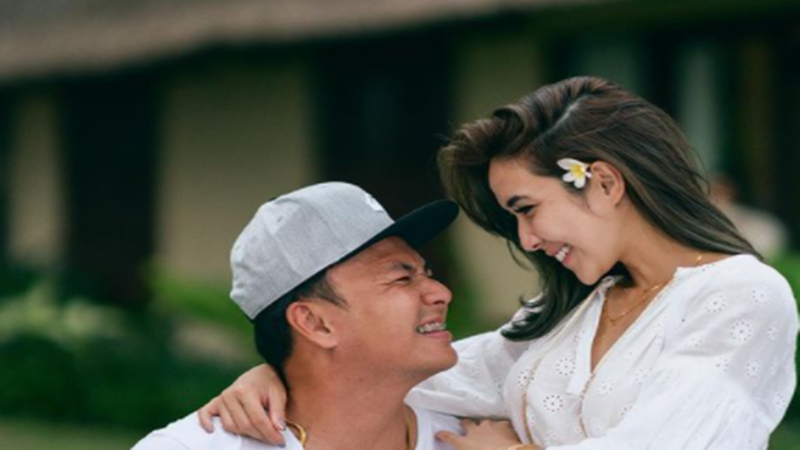 Wijin terus menguatkan Gisel (foto: SC IG @jaysforeal) Wijin terus menguatkan Gisel (foto: SC IG @jaysforeal)