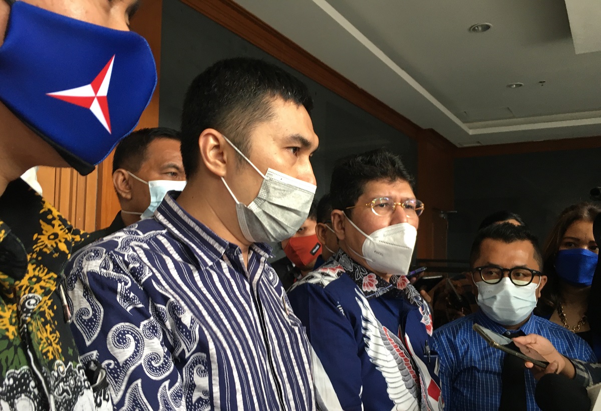 Kuasa Hukum AHY Gugat Jhoni Allen Cs Jika Langgar Somasi ( foto: Mia Kamila/GenPI.co) Kuasa Hukum AHY Gugat Jhoni Allen Cs Jika Langgar Somasi ( foto: Mia Kamila/GenPI.co)