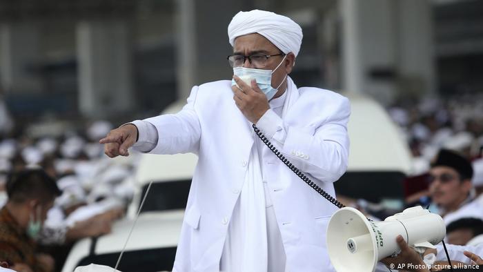 Habib Rizieq Shihab saat menyapa massa pendukungnya. Foto: AP Photo Habib Rizieq Shihab saat menyapa massa pendukungnya. Foto: AP Photo
