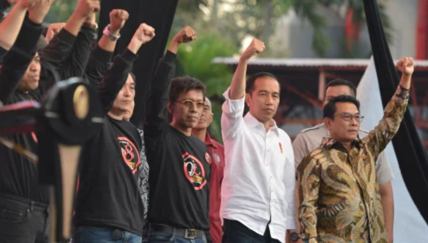 Moeldoko (kanan) saat bersama Presiden Jokowi (dua kanan). Foto: Antara/Wahyu Putro A Moeldoko (kanan) saat bersama Presiden Jokowi (dua kanan). Foto: Antara/Wahyu Putro A
