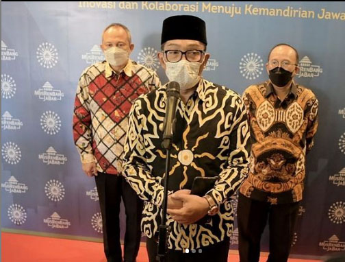 Ridwan Kamil (tengah). Foto: instagram @ridwankamil Ridwan Kamil (tengah). Foto: instagram @ridwankamil