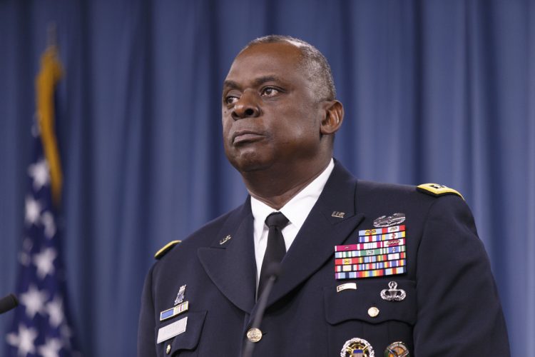 Bos Pentagon, Lloyd Austin, ikut luluh mendengar tenggelamnya KRI Nanggala-402. Foto: Politico Bos Pentagon, Lloyd Austin, ikut luluh mendengar tenggelamnya KRI Nanggala-402. Foto: Politico