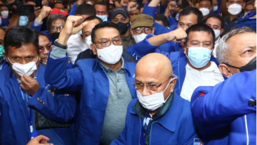 Moeldoko (tengah) saat terpilih jadi Ketum Demokrat ( ANTARA FOTO/Endi Ahmad) Moeldoko (tengah) saat terpilih jadi Ketum Demokrat ( ANTARA FOTO/Endi Ahmad)
