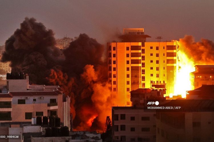 Asap mengepul dari gedung Hanadi di Gaza City, setelah serangan udara yang dilakukan Israel pada 11 Mei 2021.(AFP PHOTO/MOHAMMED ABED) Asap mengepul dari gedung Hanadi di Gaza City, setelah serangan udara yang dilakukan Israel pada 11 Mei 2021.(AFP PHOTO/MOHAMMED ABED)